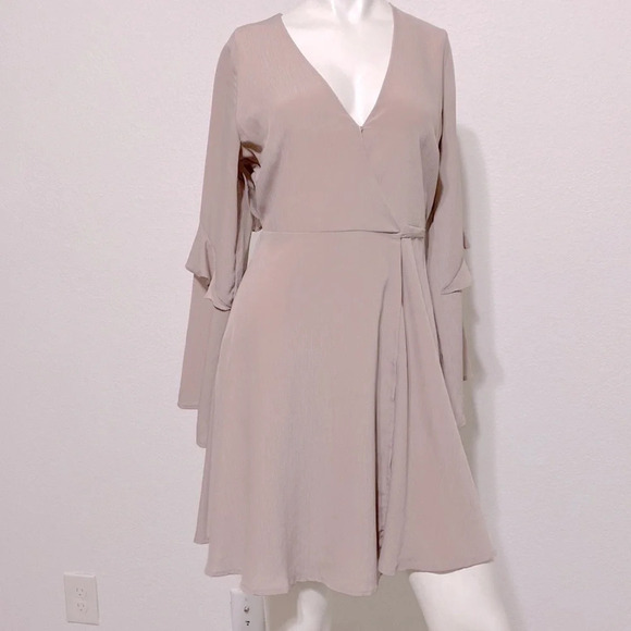 Lush Long Bell Sleeve V-Neck Tie Wrap Mini Dress Mauve Size M - Picture 4 of 5